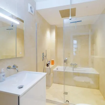 Gorgeous Newly Renovated In Heart Of Old Town Apartment