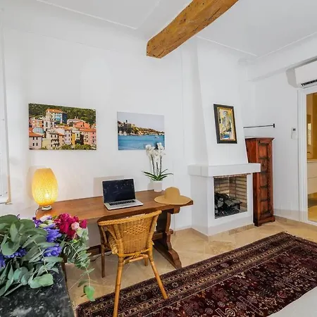Gorgeous Newly Renovated In Heart Of Old Town Apartment Antibes